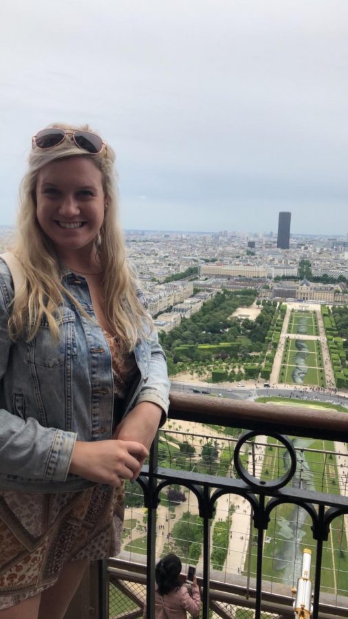 During the summer of 2019, Maeya Gydesen (20) went to various places in France. In this photo, she is at the Champ de Mars, which is now closed temporarily.