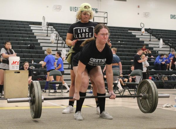 Sophomore Caitlyn Cheleen begins her lift. Cheleen took second in her weight class. 