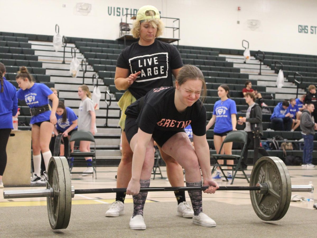 Sophomore Emma Hermeling concentrates at the start of her lift. 