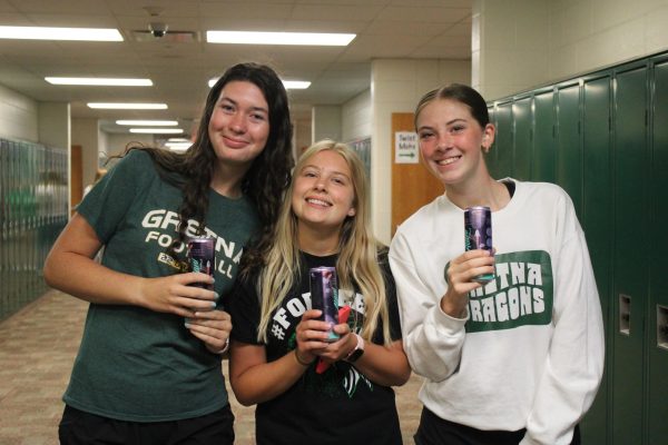 Juniors Sarah Doble (26), Sarah Kula (26) and Ainsley Hodges (26) pose for a picture while holding up their drinks at freshman orientation on Tuesday Aug. 30.